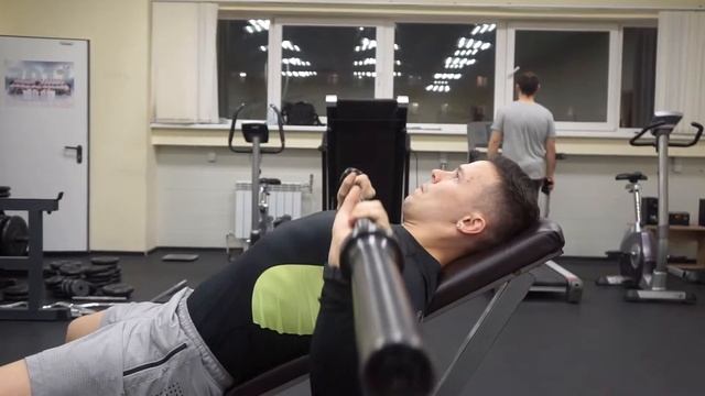 38.Жим штанги лёжа на наклонной скамье смотреть онлайн