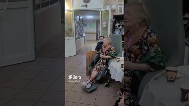 95-летняя подопечная хосписа исполнила песни своей молодости смотреть онлайн