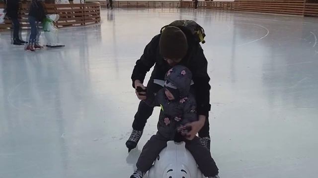 ЭЛИЗА в ПЕРВЫЙ раз на КАТКЕ у МОРЯ... смотреть онлайн