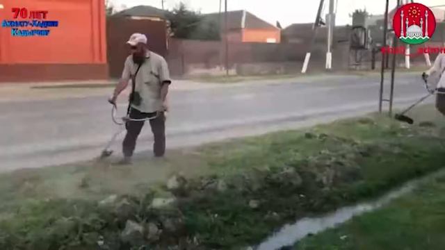 В селе Новые-Атаги проходит субботник по покосу сорной растительности вдоль автодороги смотреть онлайн