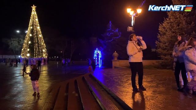 В Керчи зажгли новогоднюю иллюминацию на елках смотреть онлайн