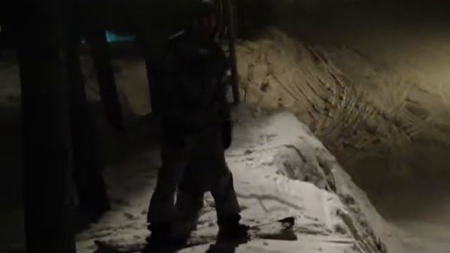 Безбашеный Стас прыгает с обрыва на сноуборде... смотреть онлайн