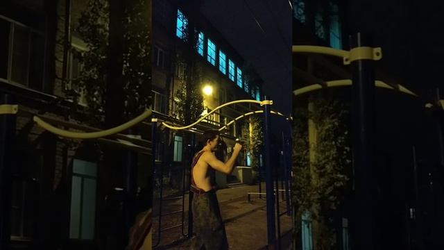 Серия с гантелями+ подтягивания наполовину смотреть онлайн