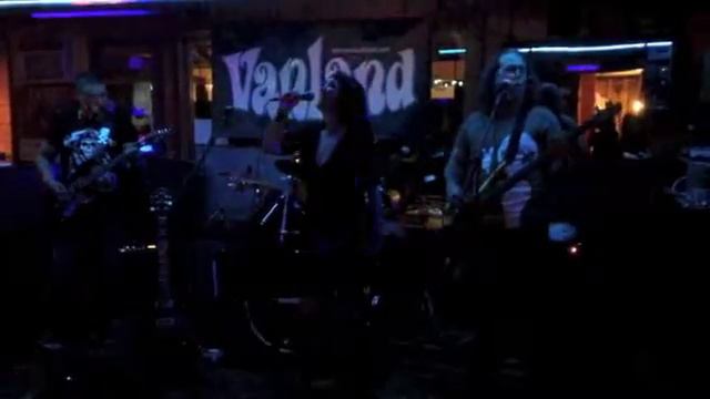 Vanland - Man in the Box смотреть онлайн