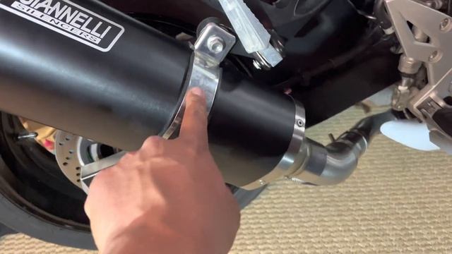 Changement pot d’échappement sur SUZUKI GSR 750 Giannelli silencers смотреть онлайн