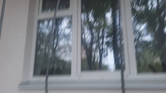 Строительная люлька на земле во время ремонта фасада пятиэтажного многоквартирного дома. смотреть онлайн