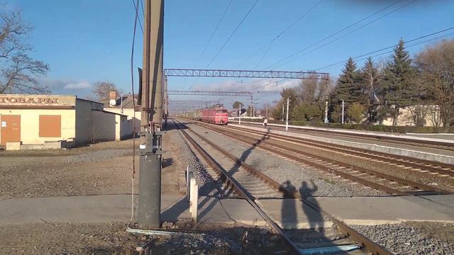 "Приветливый помощник!" ВЛ10-1414 с грузовым поездом пролетает станцию Элеваторная [КЖД 2021] смотреть онлайн