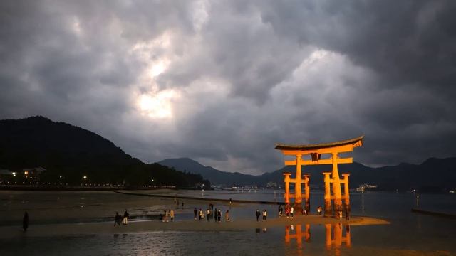 Floating Torii Gate Miyajima island Timelapse (itsukushima) by night смотреть онлайн