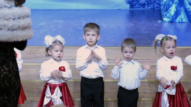 Песня про ёлочку - Младшая группа (3 года) Подготовительного хора «Музыкальная радуга» смотреть онлайн
