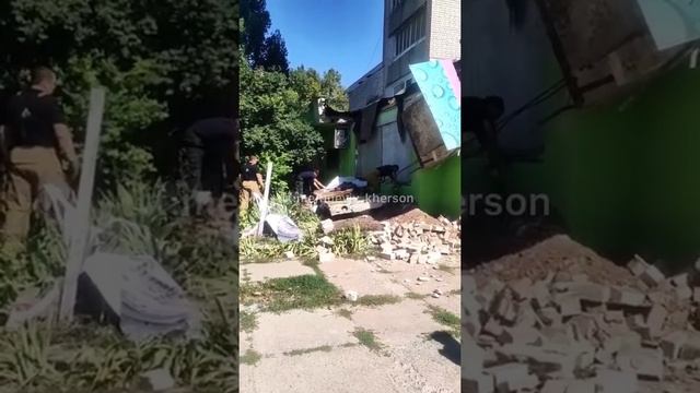 В Херсоне на человека обвалилась бетонная плита смотреть онлайн