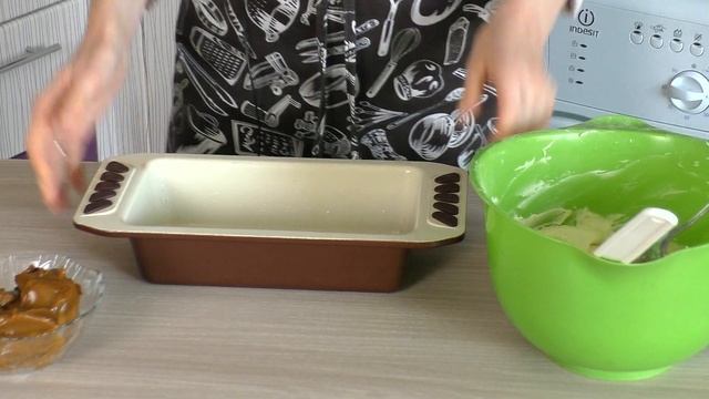 КЕКС С ВАРЕНОЙ СГУЩЕНКОЙ | Кекс как орешки со сгущенкой из детства смотреть онлайн