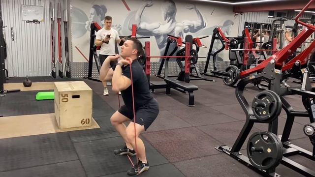 Фронтальные приседания с резиной смотреть онлайн