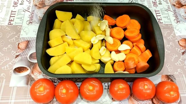 Вкусная запеченная курица с овощами и сметанным соусом смотреть онлайн