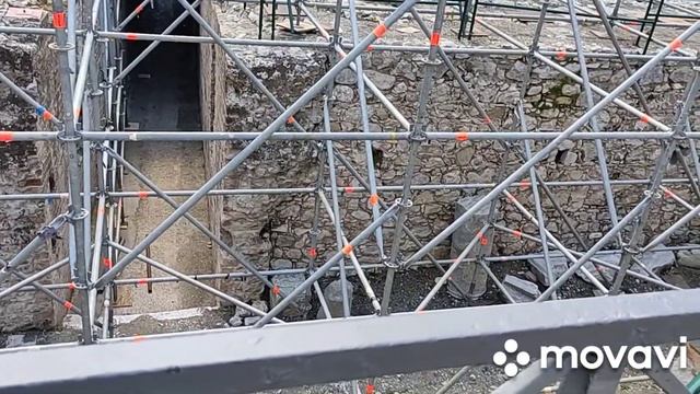 Амфитеатр Таормины на высоте 200 м. Строили очень прочно, но разрушен. смотреть онлайн