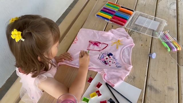 Ариела разрисовывает майку и идёт играть в новой майке на детскую площадку смотреть онлайн