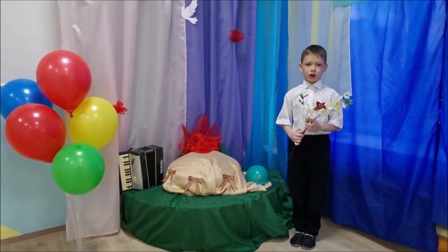 Неустроев Глеб, детский сад №49, Стихотворение Песнь о родном заводе смотреть онлайн
