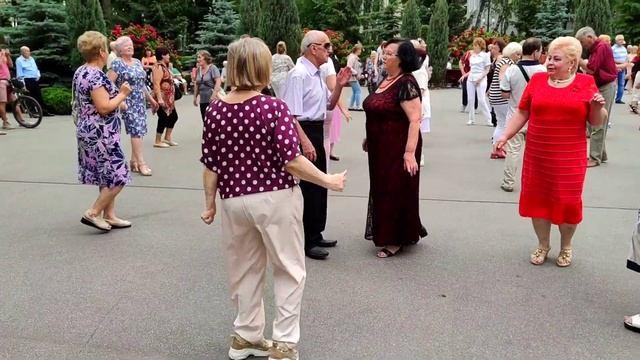 Какими раньше были мы такими и остались Танцы ??? в парке Горького Июнь 2021 Харьков смотреть онлайн