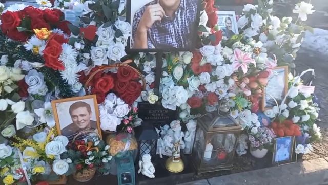 Могила Юрия Шатунова сегодня спустя 9 месяцев после его смерти / Троекуровское кладбище 23.03.2023 смотреть онлайн