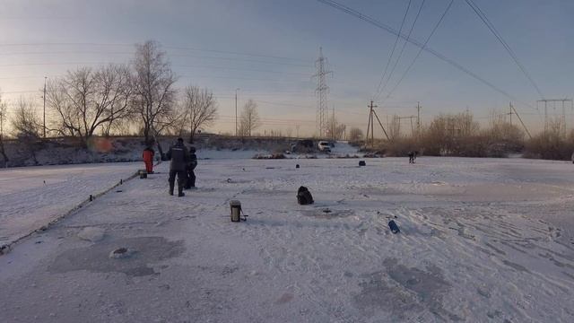 Тонкий лед, с одной лунки 5 форелей. Рыбалка с чайком некогда скучать)) смотреть онлайн