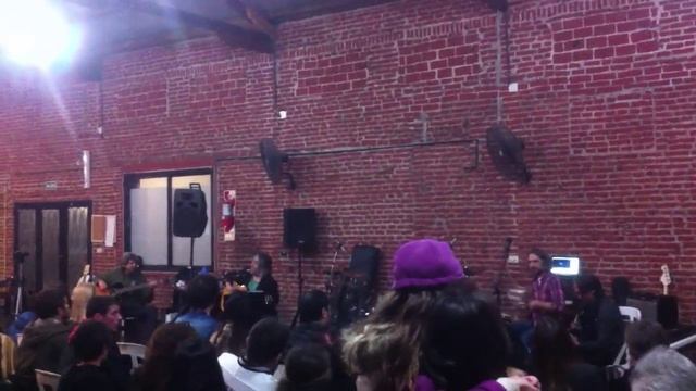Muestra Martín Veiga con Kurtis en el bajo смотреть онлайн