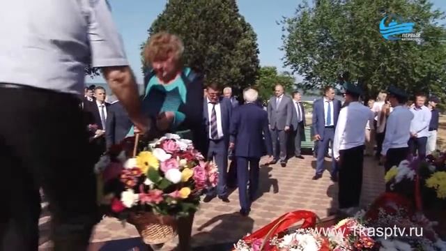 День пограничника! Врио Главы Дагестана Владимир Васильев принял участие в памятной церемонии возло смотреть онлайн