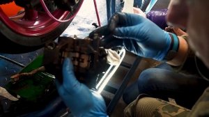 Прокачка тормозной системы и замена тормозной жидкости и колодок.