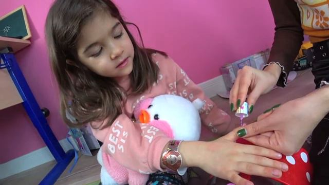 Челлендж, Мишель и Малина накладывают макияж друг другу. смотреть онлайн