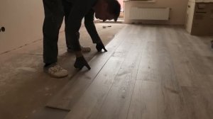 Укладка SPC ламината.