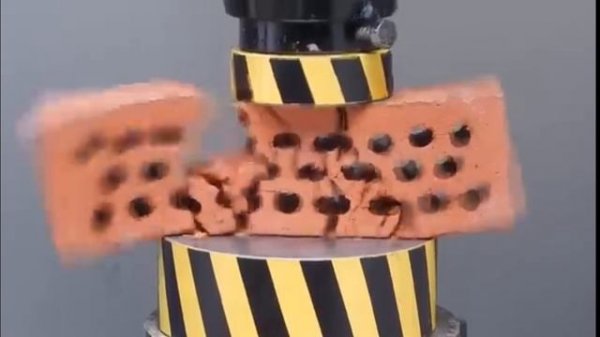 уничтожение предметов гидравлическим прессом:)