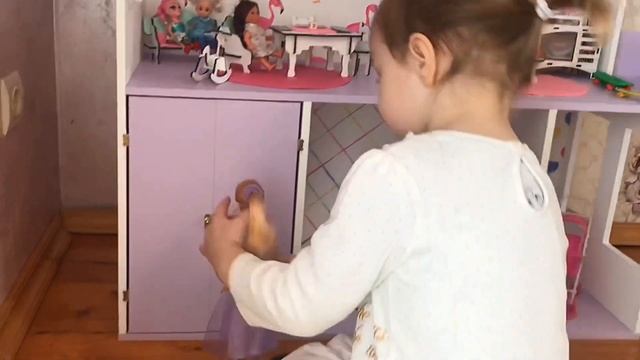 Кукольный домик Карина играет собирает кукол в школу , Куклы играют в домике с мамой Барби смотреть онлайн
