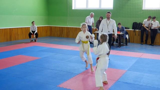 Каратэ шотокан. Соревнования по каратэ WKC. Иппон-кумитэ девочки 6-7 лет. Karate shotokan. смотреть онлайн