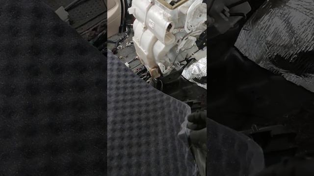 завершение второго слоя обезшумки Тойота Альфард смотреть онлайн