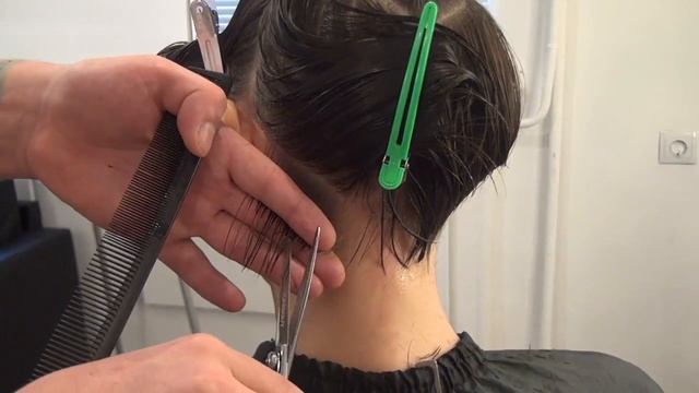 Как подстричь градуировку на тонких волосах. Стрижка набора массы волос. смотреть онлайн