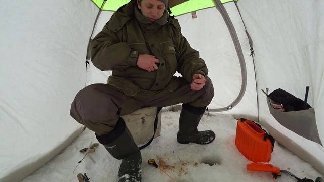 Клюет! Но не у всех... Рыбалка на Зюраткуле! смотреть онлайн