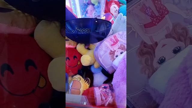 Игра на сто рублей была не была 😆 рискнула в аппарате хватайка #автомат хватайка смотреть онлайн