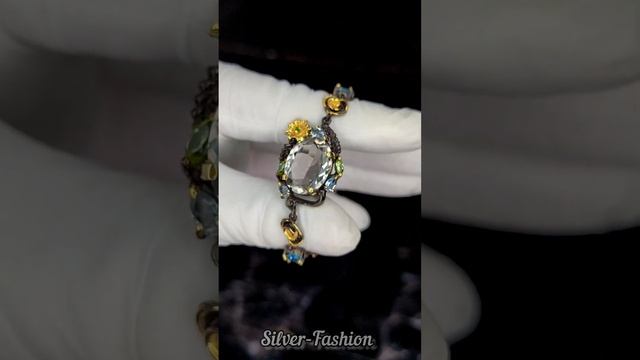 СЕРЕБРЯНЫЙ БРАСЛЕТ С НАТУРАЛЬНЫМИ ЗЕЛЕНЫМ АМЕТИСТОМ (ПРАЗИОЛИТ, Бразилия) и ГОЛУБЫМИ ТОПАЗАМИ. смотреть онлайн