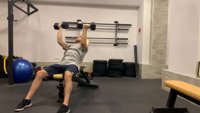 Жим Гантелей На Скамье 45° Обратным Хватом смотреть онлайн