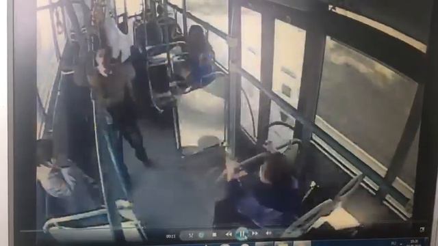 В Екатеринбурге в результате падения в автобусе пострадала женщина-пассажир смотреть онлайн