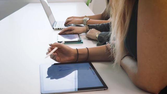 Announcing the iPad Pro for Lynn - Fashion Class смотреть онлайн