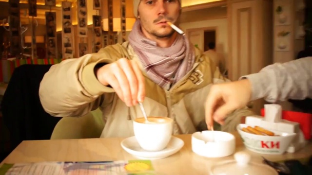 Танец курящего робота за завтраком с сигаретой смотреть онлайн