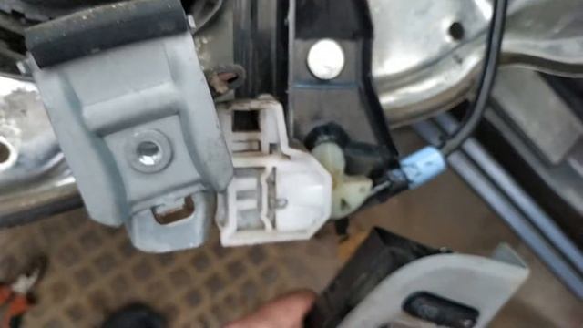 Ремонт стеклоподъемника водительской двери Skoda смотреть онлайн