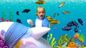 Песенка про акуленка туруру. Лера играет с игрушечными акулами и танцует