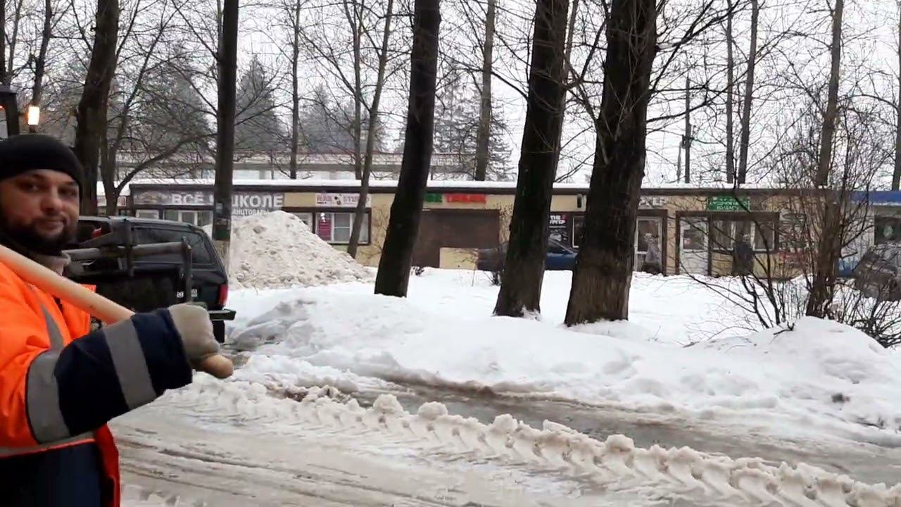 23 декабря в пятницу у нас наконец-то во дворе убрали снег, который лежал с 18 декабря смотреть онлайн
