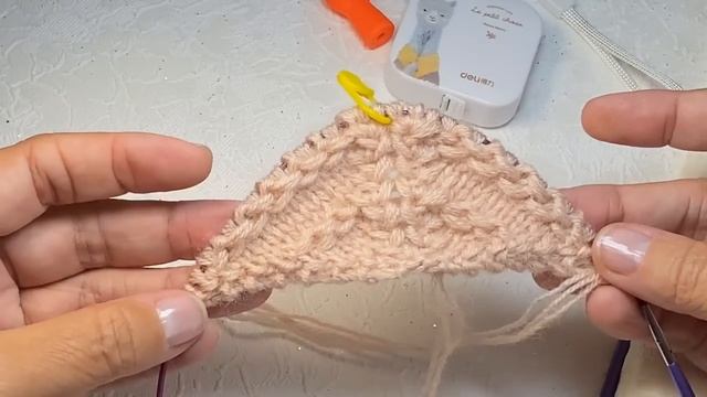 ПОПЕТЕЛЬНО ВЯЖЕМ "БАБУШКИН ТРЕУГОЛЬНИК" СПИЦАМИ/БЕЗ ЗАМОРОЧЛИВЫХ РАСЧЁТОВ/Досмотри МК/1 часть смотреть онлайн