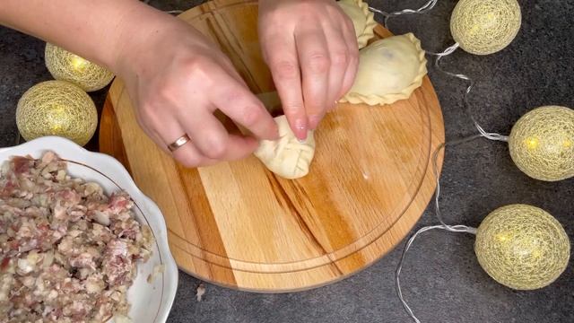 Лепка самсы косичкой, треугольником. Самса түюді бірге үйренейік. Қазақша рецепт смотреть онлайн