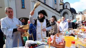 Освящение пасхальных куличей началось в православных храмах по всей России
