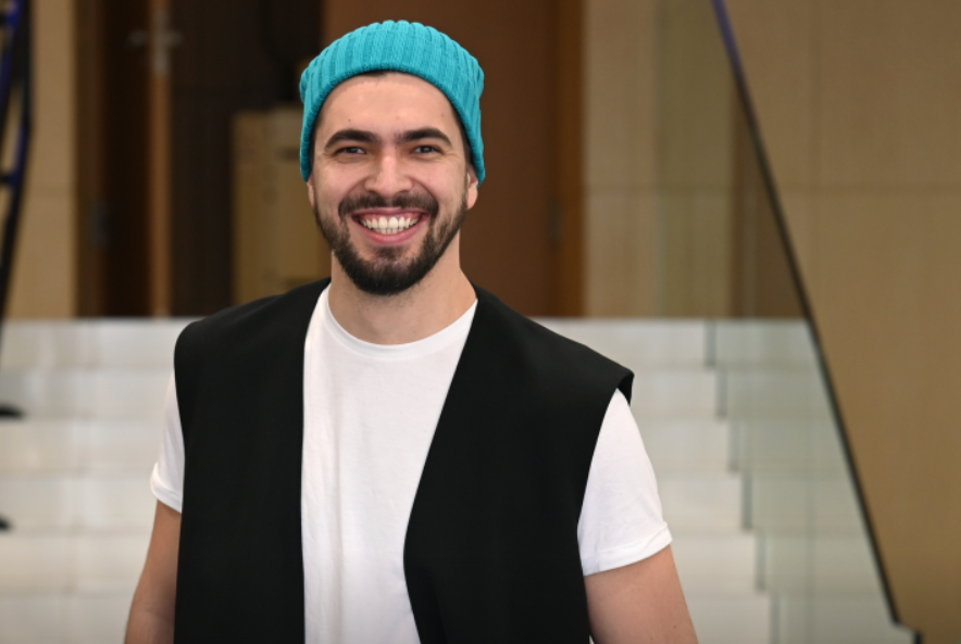 С улыбкой по жизни: Вячеслав Макаров о любви, семье и будущем в шоу-бизнесе смотреть онлайн