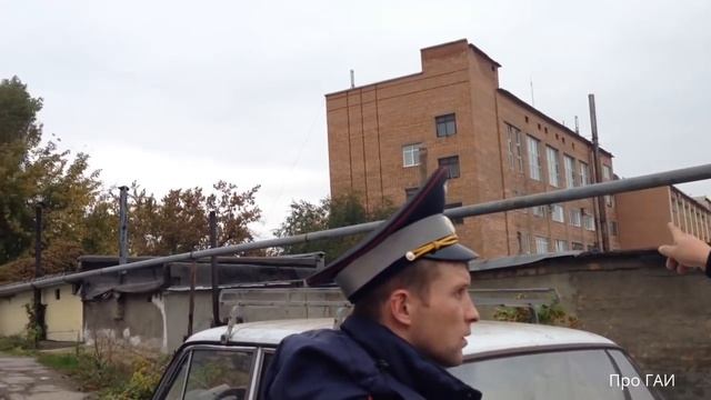 Инспектор ДПС нарушает ПДД, а после пытается отстоять свою правоту. смотреть онлайн
