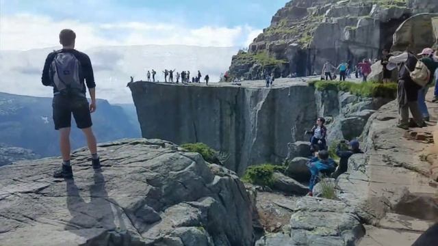 Hiking Preikestolen Mountain in Norway смотреть онлайн