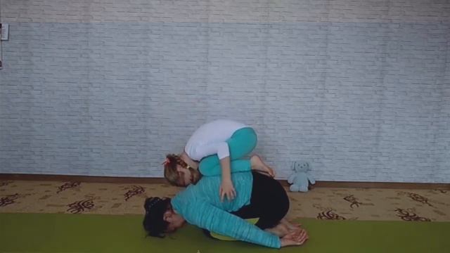 Детская йога с Юлией Ереминой | Исправляем осанку! ч.1 смотреть онлайн